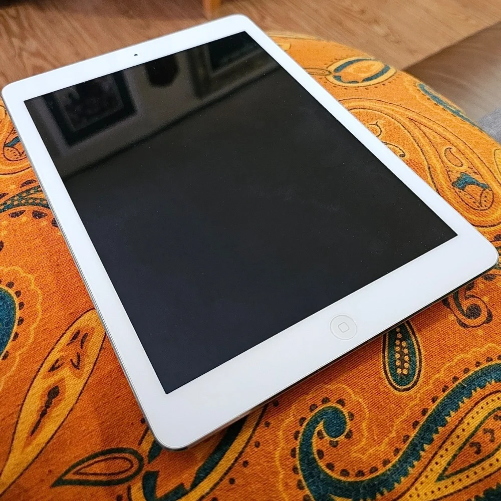 iPad Air (WiFi) 64GB 9.7” Excellent Cond, Tested, Apple Smart Cover incl.